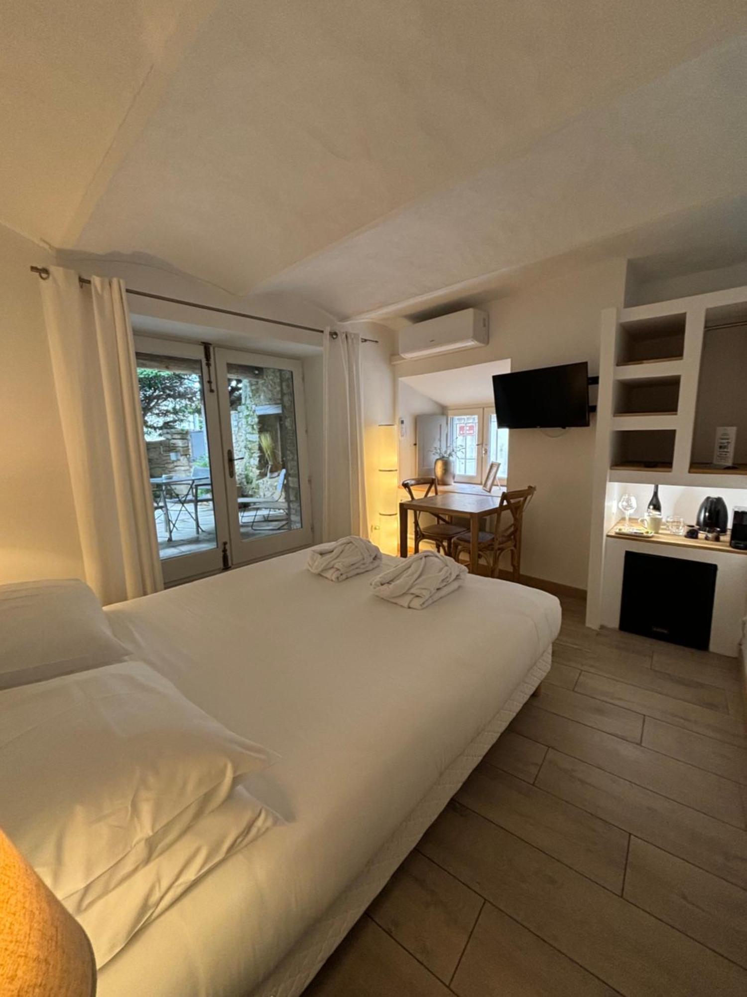 La Maison Des Vendangeurs - Table D'hotes Le Soir Du Jeudi Au Dimanche- Jacuzzi - Balneo - Acces Piscine Pour Toutes Les Sauf Coquet- Piscine De Mai A Mi-octobre Bed & Breakfast *